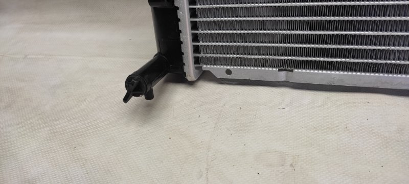 Радиатор основной 4RUNNER 02-09 UZN215 Радиатор основной 4RUNNER 02-09 UZN215