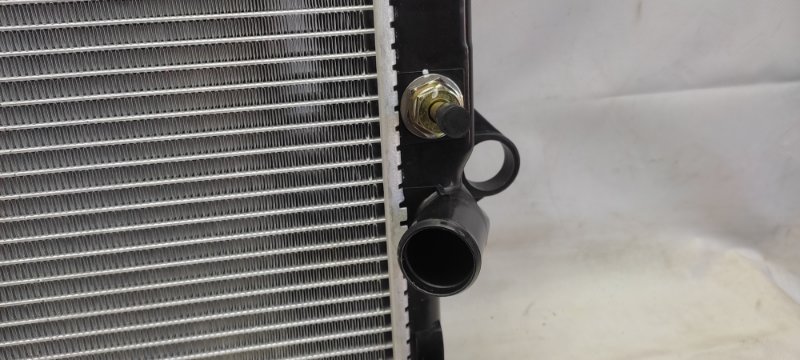 Радиатор основной 4RUNNER 02-09 UZN215 Радиатор основной 4RUNNER 02-09 UZN215