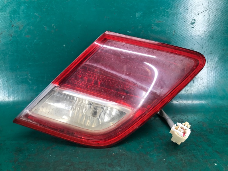 Запчасть фонарь внутренний правый TOYOTA CAMRY 40 06-11 2008 ACV40 2.4 2AZFE 81580-06120 Б/У Фонарь внутренний правый TOYOTA CAMRY 40 06-11 2008 ACV40 2.4 2AZFE 81580-06120 Б/У