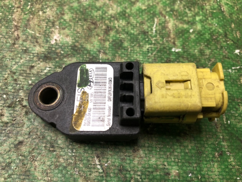 Датчик удара передний HYUNDAI SONATA YF 10-14