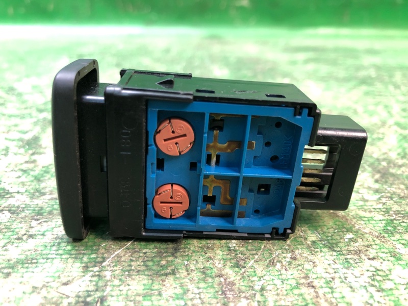 Кнопка закрывания крышки багажника LEXUS LS460 06-12 Кнопка закрывания крышки багажника LEXUS LS460 06-12