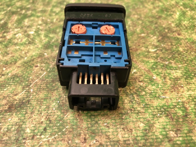 Кнопка закрывания крышки багажника LS460 06-12 Кнопка закрывания крышки багажника LS460 06-12