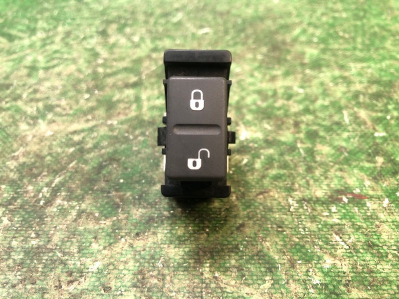 Кнопка центрального замка передняя правая SUBARU TRIBECA B10 07-13 83073XA00A Б/У