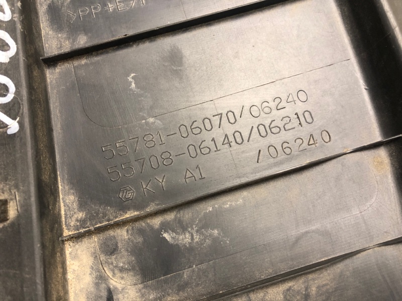 Пластик под лобовое стекло / Жабо CAMRY 55 14-17 2015 ASV50 2.5 2ARFE