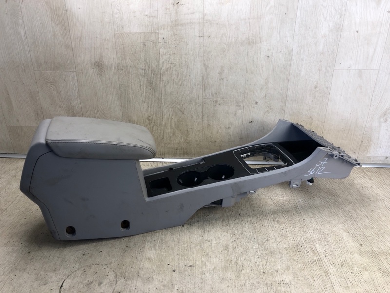 Консоль центральная VOLKSWAGEN PASSAT B7 11-15 A32 1.8 CPRA Консоль центральная VOLKSWAGEN PASSAT B7 11-15 A32 1.8 CPRA