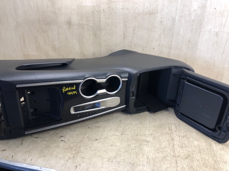 Консоль центральная PATHFINDER R52 12-21 2018 R52 3.5 VQ35DD