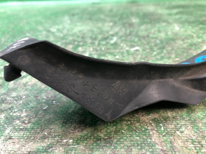 Пластик под лобовое стекло / Жабо правый CAMRY 40 06-11