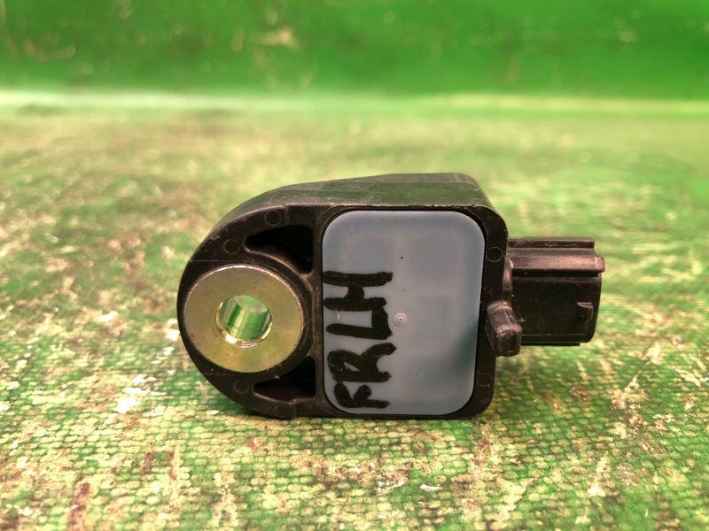 Датчик удара передний правый TOYOTA PRIUS - 30 09-17 Датчик удара передний правый TOYOTA PRIUS - 30 09-17