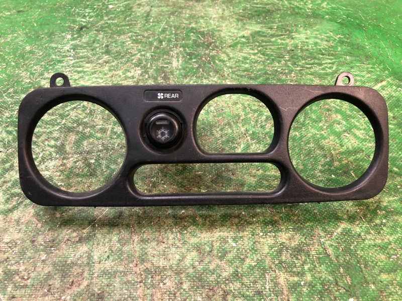 Накладка в салоне MITSUBISHI PAJERO SPORT 96-09 MR360582 Б/У