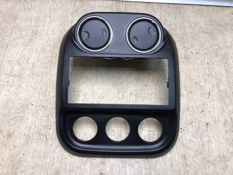 Запчасть накладка торпедо центр. JEEP PATRIOT 10-17 2014 MK74 2.0 ECN 1PL231DVAB Б/У Накладка торпедо центр. JEEP PATRIOT 10-17 2014 MK74 2.0 ECN 1PL231DVAB Б/У