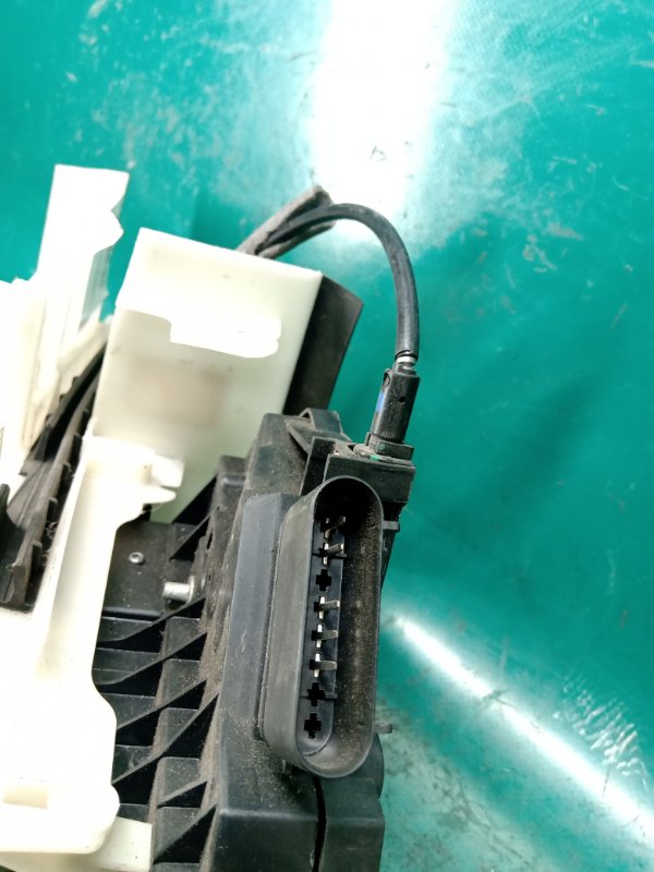 Замок двери передний правый FOCUS 10-18