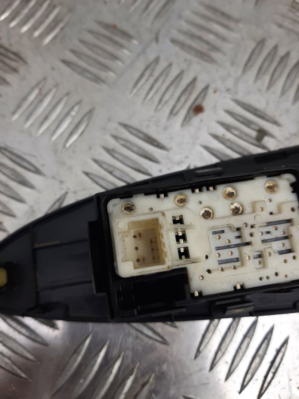 Кнопка стеклоподъемника задняя левая RAV4 05-12 Кнопка стеклоподъемника задняя левая RAV4 05-12