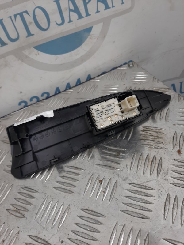 Кнопка стеклоподъемника задняя правая TOYOTA RAV4 05-12 Кнопка стеклоподъемника задняя правая TOYOTA RAV4 05-12