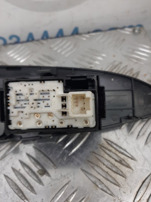 Кнопка стеклоподъемника задняя правая RAV4 05-12 Кнопка стеклоподъемника задняя правая RAV4 05-12