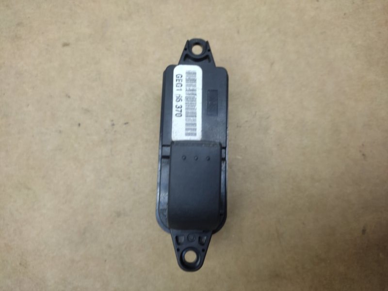 Запчасть кнопка стеклоподъемника задняя MAZDA 6 GH 07-12 2012 Седан 2.5 GEG1-66-370 Б/У Кнопка стеклоподъемника задняя MAZDA 6 GH 07-12 2012 Седан 2.5 GEG1-66-370 Б/У