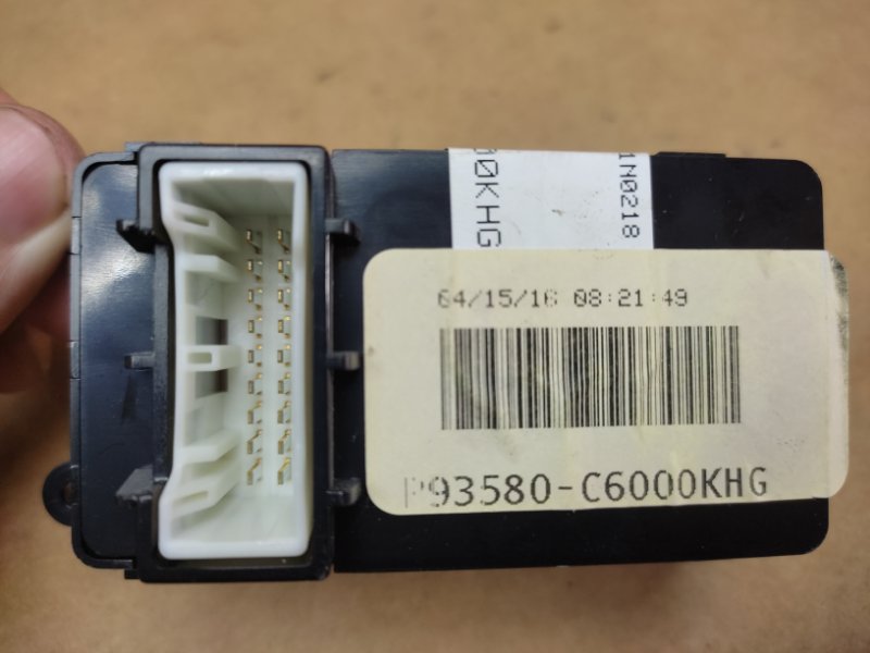 Кнопка стеклоподъемника задняя левая KIA SORENTO UM 14- Внедорожник 2.4