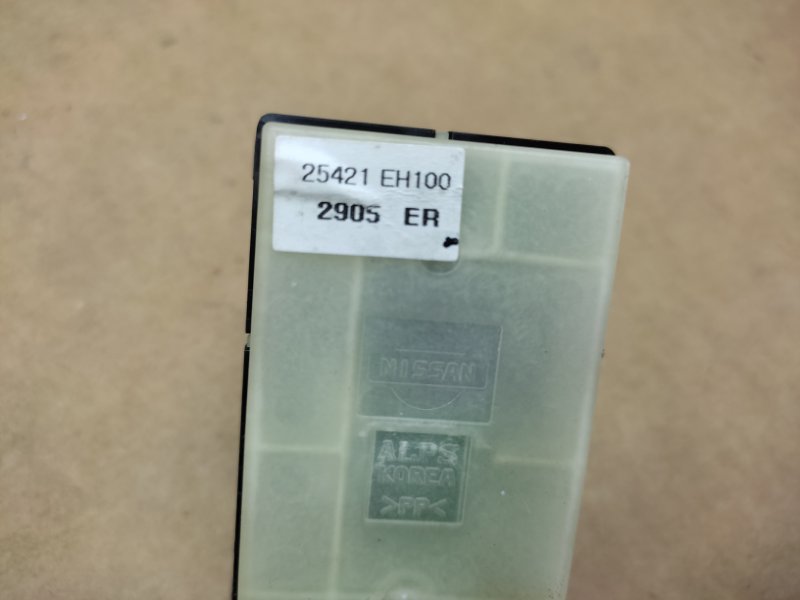 Кнопка стеклоподъемника задняя M35/M45 04-10