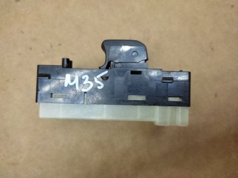 Кнопка стеклоподъемника задняя M35/M45 04-10