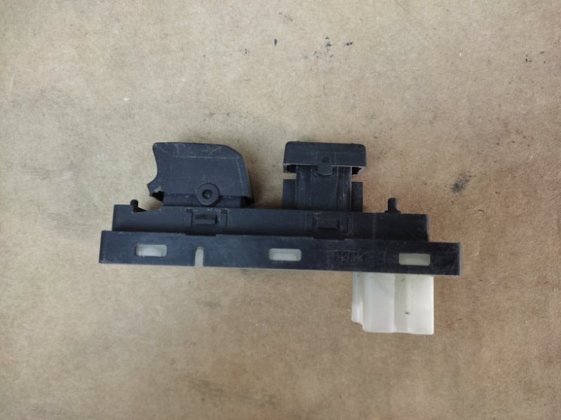 Кнопка стеклоподъемника передняя правая SX4 06-13