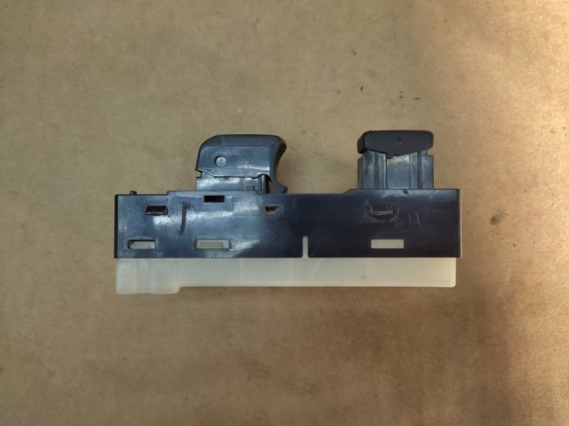 Кнопка стеклоподъемника передняя правая M35/M45 04-10 Кнопка стеклоподъемника передняя правая M35/M45 04-10