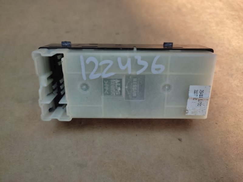 Кнопка стеклоподъемника передняя правая INFINITI M35/M45 04-10 Кнопка стеклоподъемника передняя правая INFINITI M35/M45 04-10