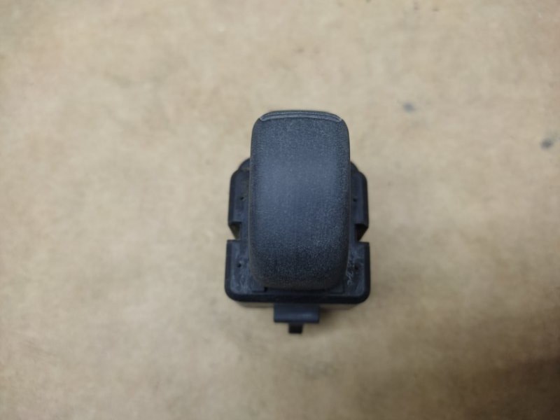 Кнопка стеклоподъемника MITSUBISHI PAJERO 99-06 MR445658 Б/У