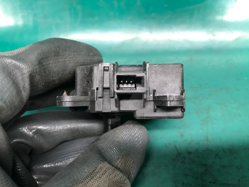 Моторчик заслонки печки правый PATHFINDER R52 12-21 2020 R52 3.5