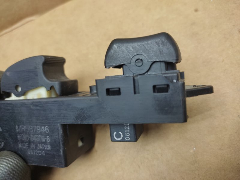 Кнопка стеклоподъемника передняя правая MITSUBISHI LANCER X 10 07-15 Седан 2.4