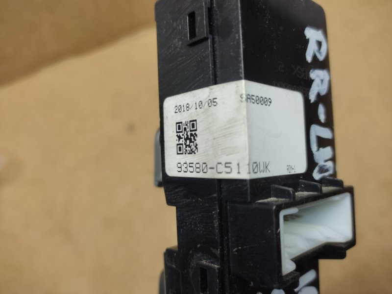 Кнопка стеклоподъемника задняя KIA SORENTO UM 14- 2.2 Кнопка стеклоподъемника задняя KIA SORENTO UM 14- 2.2