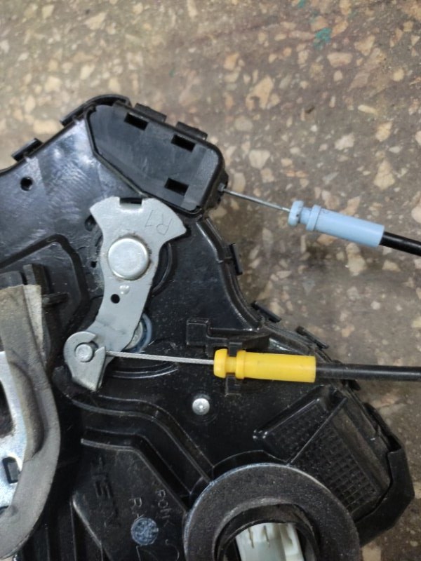 Замок двери передний правый COROLLA 150 06-13 Седан