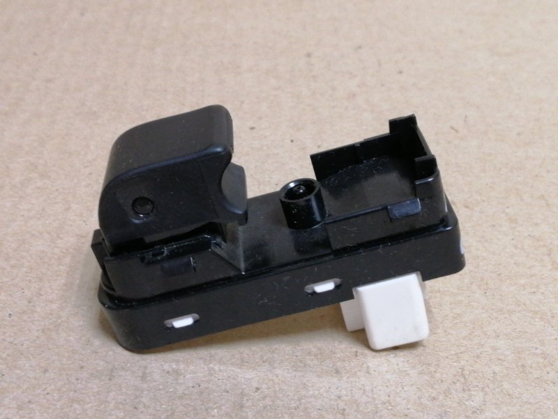 Запчасть кнопка стеклоподъемника передняя правая MAZDA CX-5 (KE) 11-17 2016 2.5 KD35-66-370A Б/У Кнопка стеклоподъемника передняя правая MAZDA CX-5 (KE) 11-17 2016 2.5 KD35-66-370A Б/У