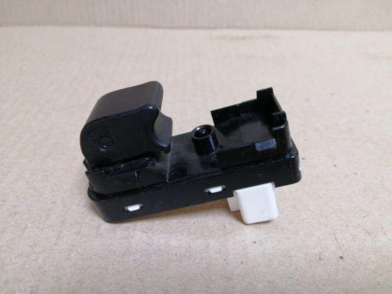 Запчасть кнопка стеклоподъемника задняя правая MAZDA CX-5 (KE) 11-17 2016 2.5 KD35-66-370A Б/У Кнопка стеклоподъемника задняя правая MAZDA CX-5 (KE) 11-17 2016 2.5 KD35-66-370A Б/У