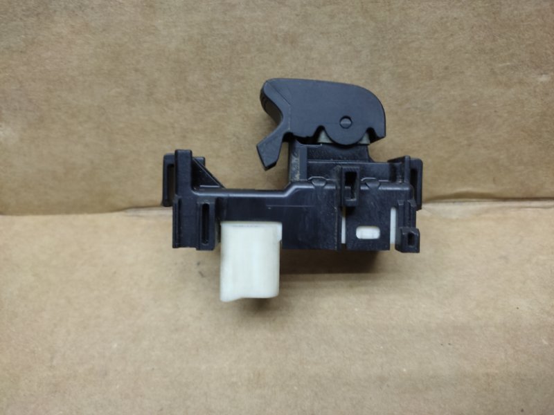 Кнопка стеклоподъемника RAV4 05-12 Кнопка стеклоподъемника RAV4 05-12