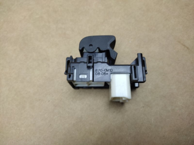 Кнопка стеклоподъемника CAMRY 50 12-15