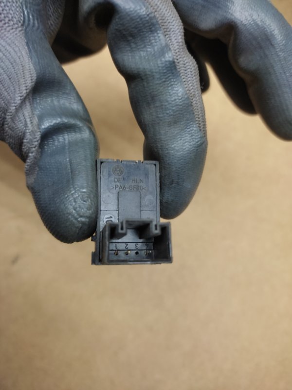 Кнопка стеклоподъемника задняя левая VOLKSWAGEN JETTA USA 10-17 162 1.8 CPRA
