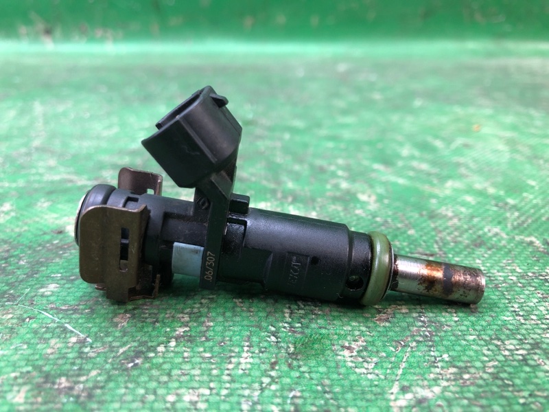 Форсунка топливная VOLKSWAGEN JETTA 05-10 2007 Седан 2.5 07K 906 031 C Б/У