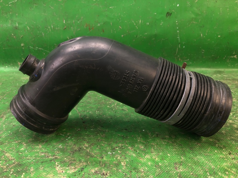 Патрубок воздушного фильтра VOLKSWAGEN JETTA USA 10-17 2011 Седан CBTA 2.5L 07K 129 684 B Б/У