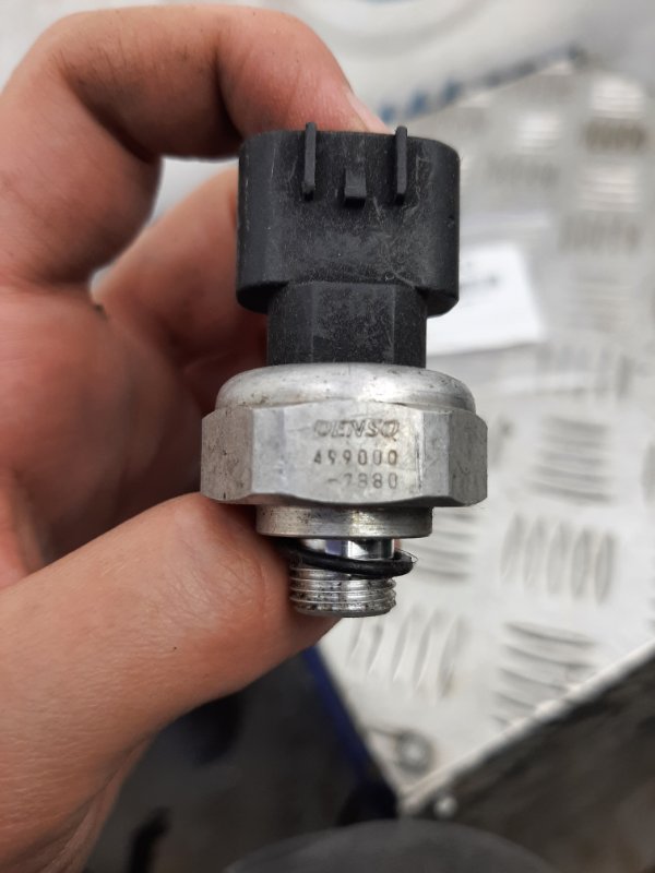 Датчик давления кондиционера TOYOTA PRIUS - 30 09-17 Датчик давления кондиционера TOYOTA PRIUS - 30 09-17