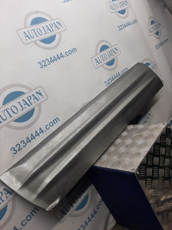 Накладка двери передняя левая MITSUBISHI PAJERO 99-06 MR612137 Б/У