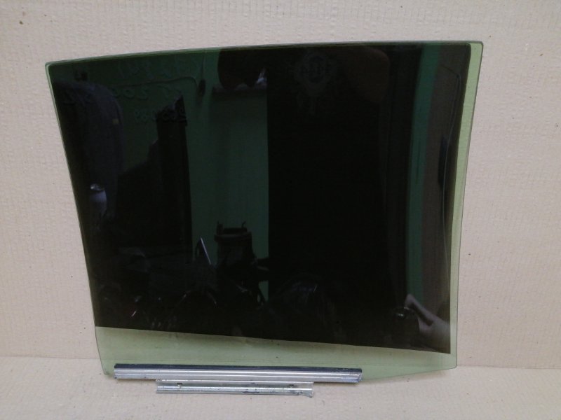 Стекло двери заднее левое LEXUS CT200 11-17 1.8 2ZRFXE