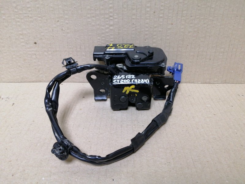 Замок крышки багажника LEXUS CT200 11-17 2013 1.8 2ZRFXE 69350-47040 Б/У