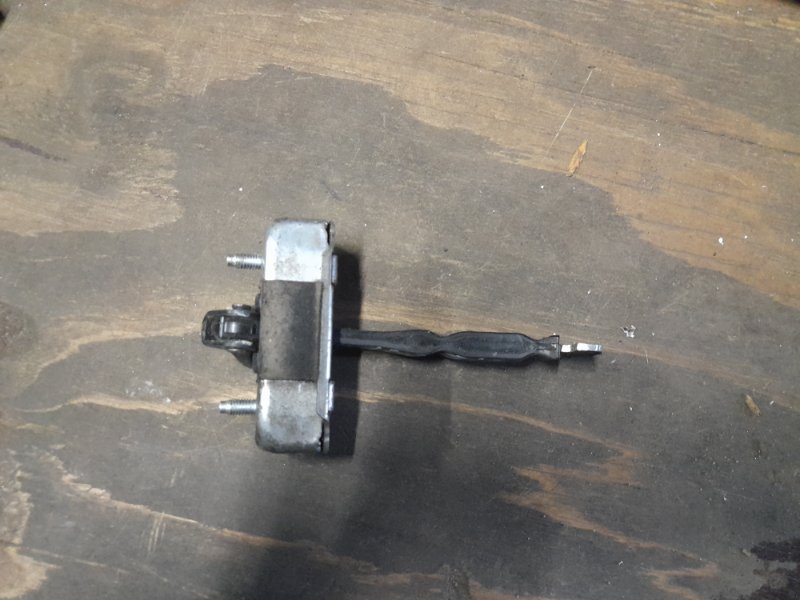 Ограничитель двери задний правый TOYOTA COROLLA 150 06-13 68630-02160 Б/У