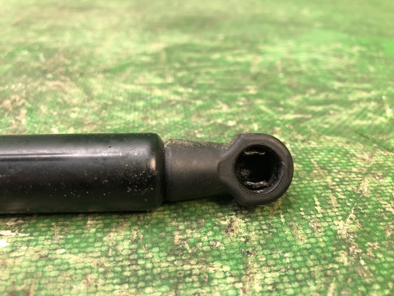 Амортизатор крышки багажника правый NISSAN JUKE 10-19 1.6 MR16DDT Амортизатор крышки багажника правый NISSAN JUKE 10-19 1.6 MR16DDT