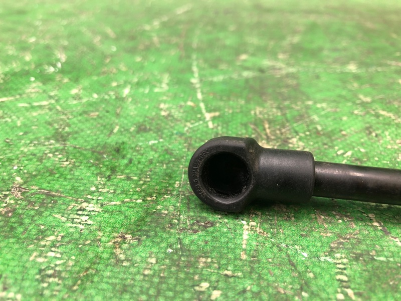 Амортизатор крышки багажника правый JUKE 10-19 2011 1.6 MR16DDT Амортизатор крышки багажника правый JUKE 10-19 2011 1.6 MR16DDT