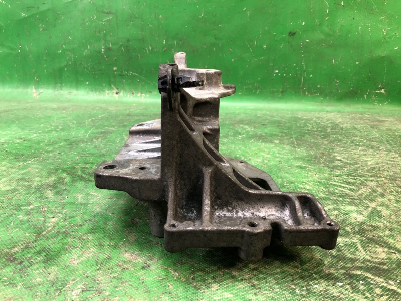 Кронштейн опоры двигателя левый NISSAN JUKE 10-19 1.6 MR16DDT