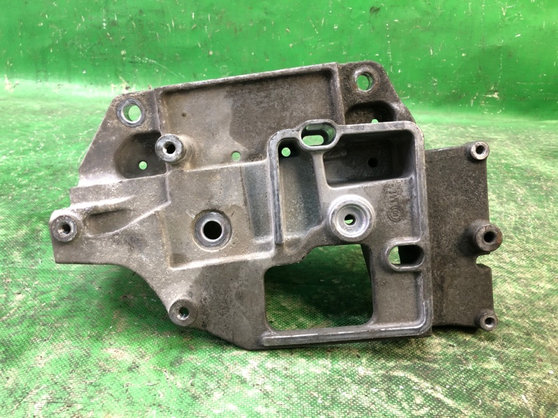 Кронштейн опоры двигателя левый JUKE 10-19 2011 1.6 MR16DDT