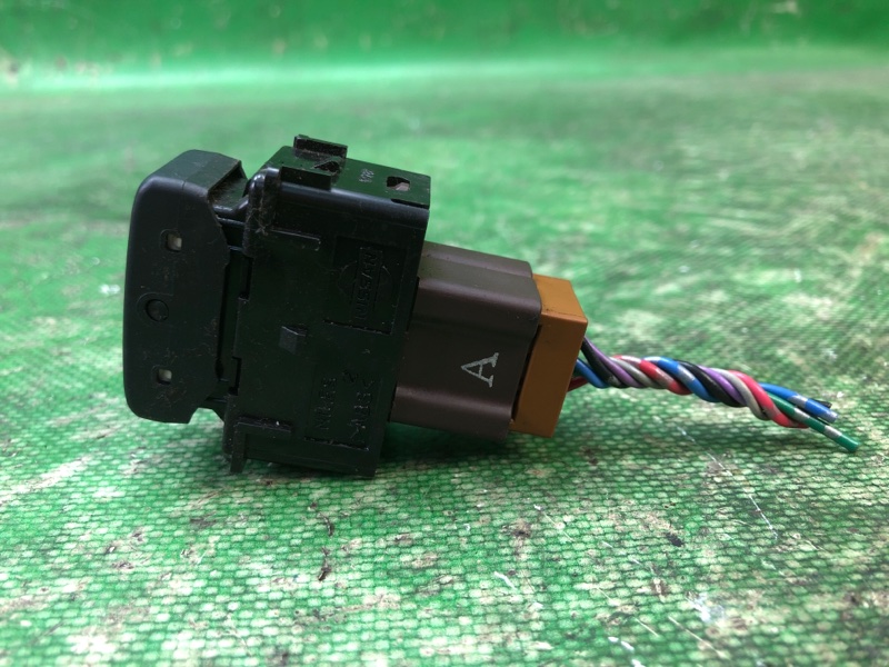 Кнопка обогрева сидений правая NISSAN JUKE 10-19 1.6 MR16DDT