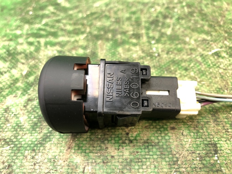Кнопка аварийной сигнализации NISSAN JUKE 10-19 1.6 MR16DDT