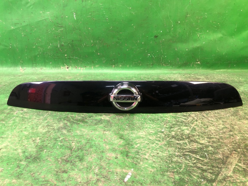 Панель подсветки номера NISSAN JUKE 10-19 2011 1.6 MR16DDT 90810-1KS1B Б/У