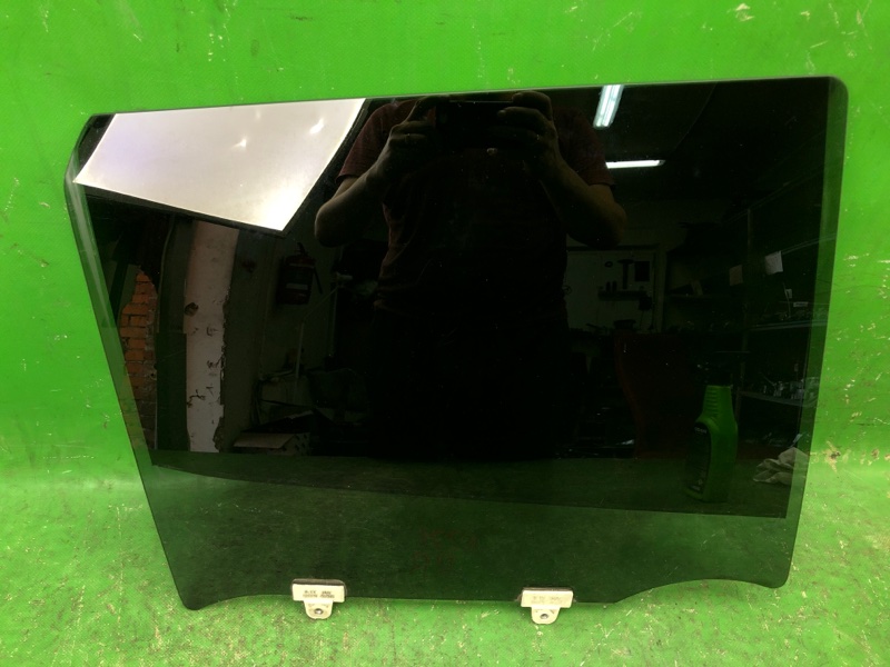 Стекло заднее заднее правое NISSAN JUKE 10-19 2011 1.6 MR16DDT 82300-1KA1A Б/У